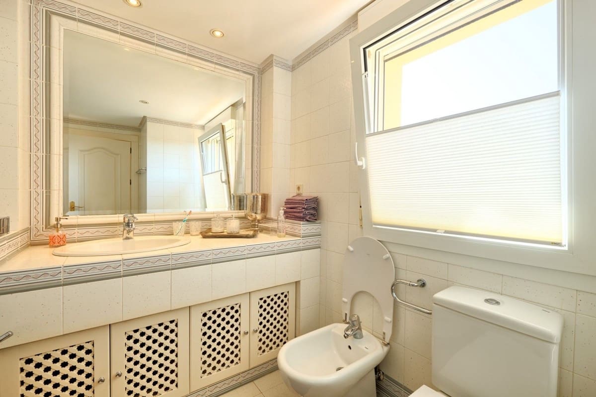 7 sypialnia Willa na sprzedaż w Marbella z basenem garażem - 3 850 000 € (Ref: 10001684)