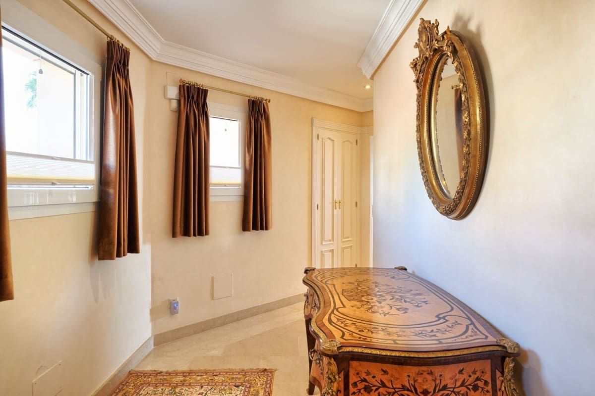 7 sypialnia Willa na sprzedaż w Marbella z basenem garażem - 3 850 000 € (Ref: 10001684)