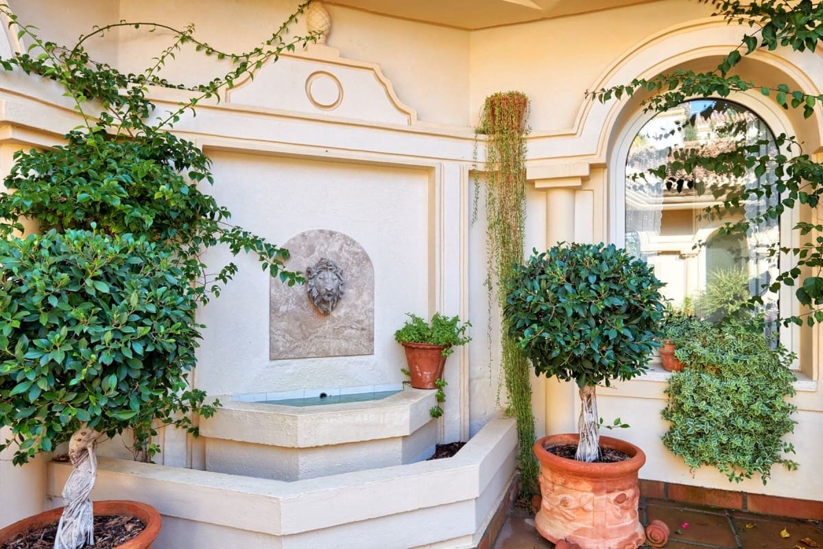 7 sypialnia Willa na sprzedaż w Marbella z basenem garażem - 3 850 000 € (Ref: 10001684)