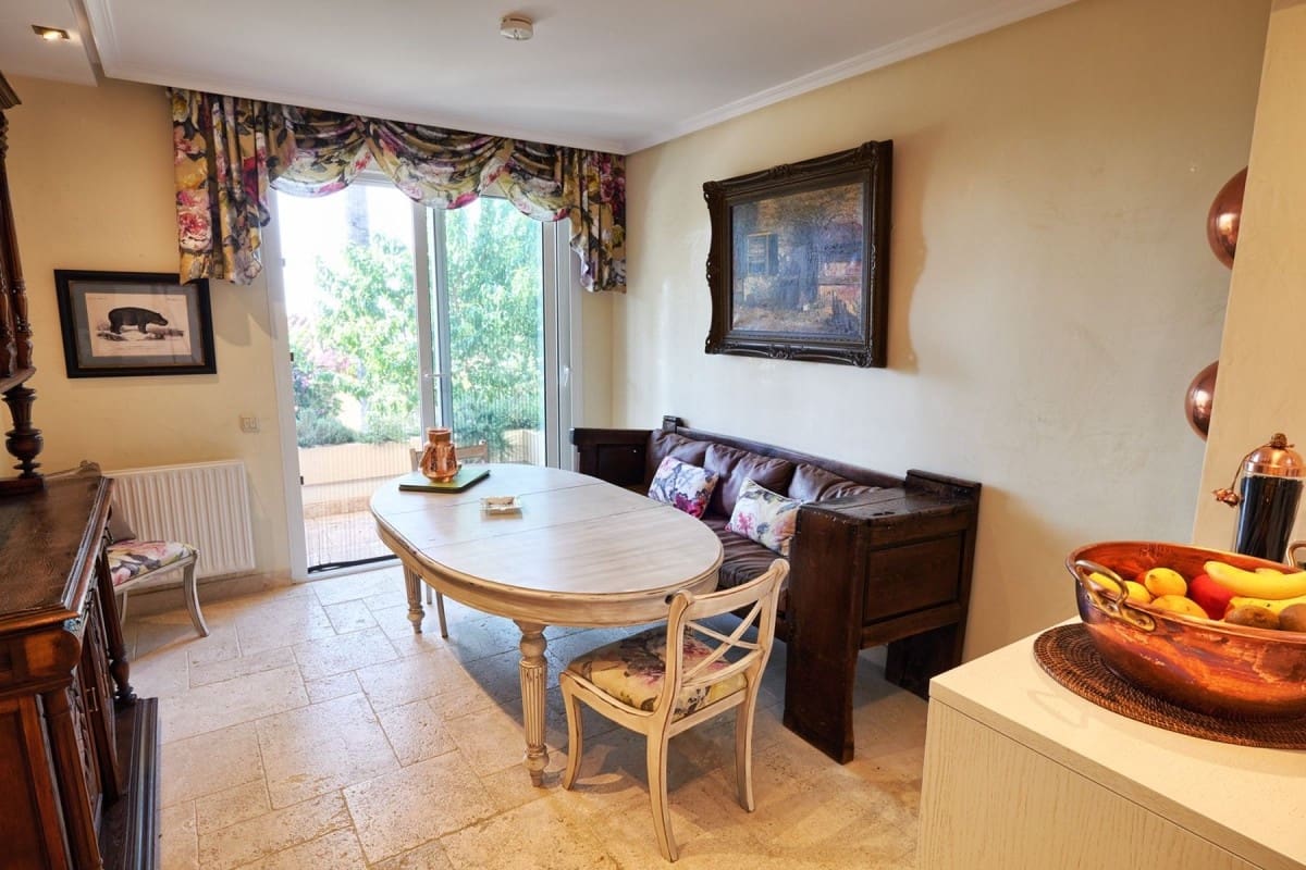7 sypialnia Willa na sprzedaż w Marbella z basenem garażem - 3 850 000 € (Ref: 10001684)