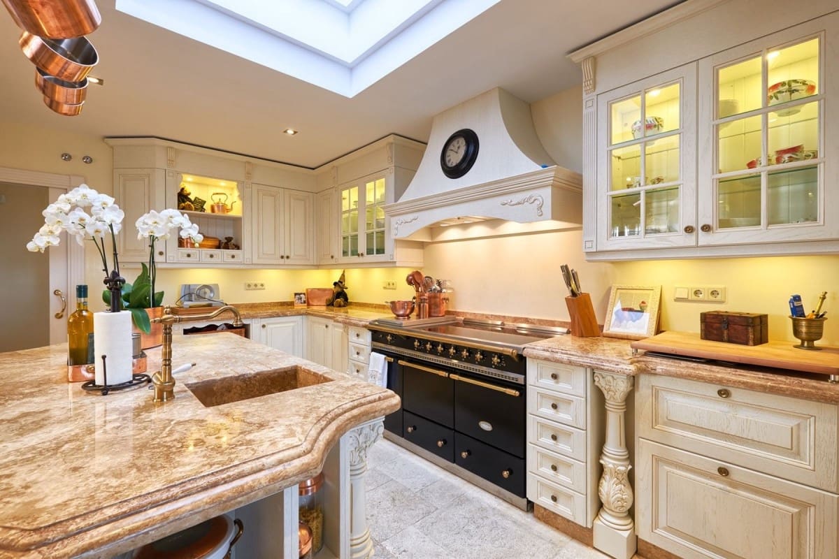 7 sypialnia Willa na sprzedaż w Marbella z basenem garażem - 3 850 000 € (Ref: 10001684)