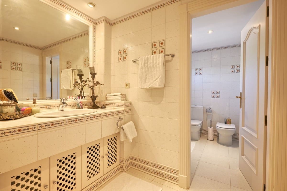 7 sypialnia Willa na sprzedaż w Marbella z basenem garażem - 3 850 000 € (Ref: 10001684)