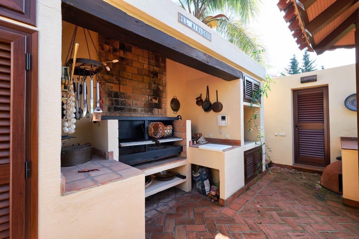 7 sypialnia Willa na sprzedaż w Marbella z basenem garażem - 3 850 000 € (Ref: 10001684)