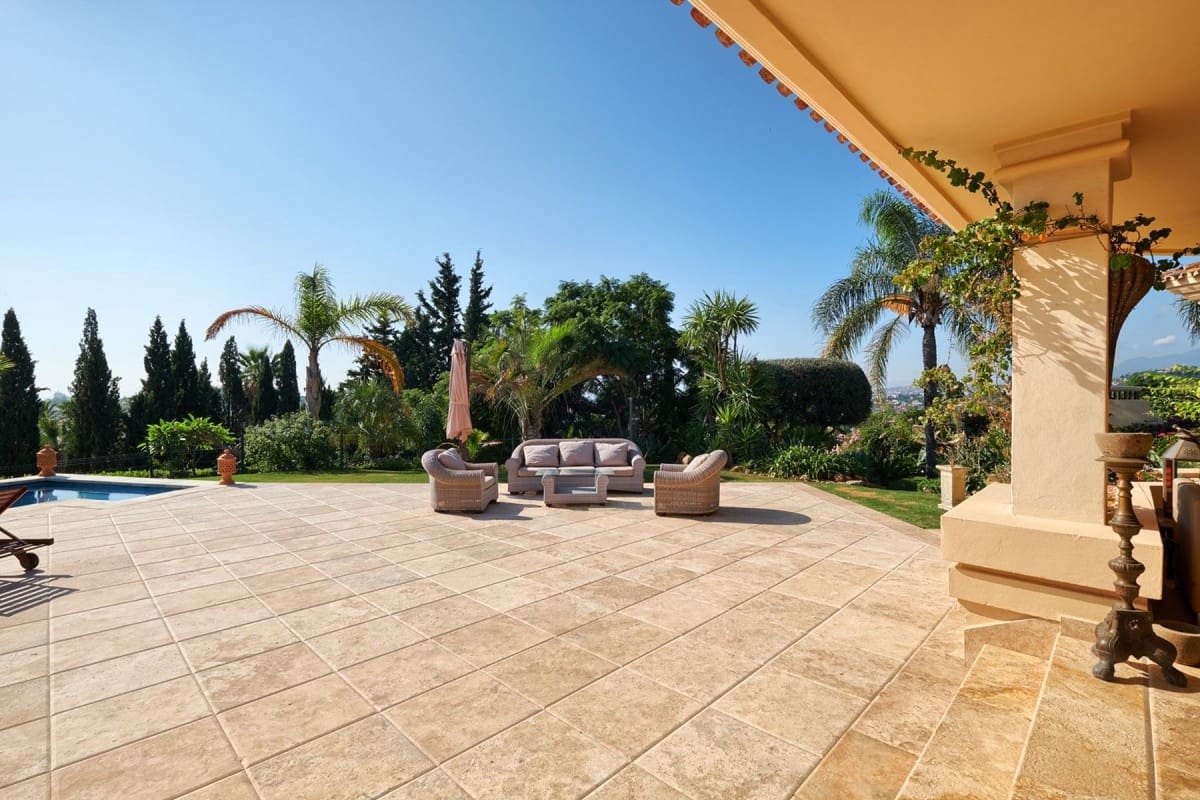 7 sypialnia Willa na sprzedaż w Marbella z basenem garażem - 3 850 000 € (Ref: 10001684)