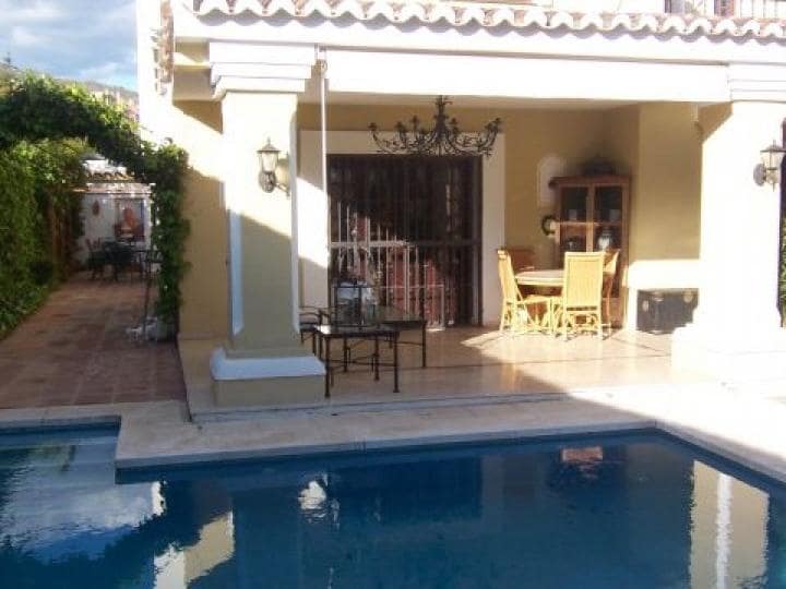 4 sovrum Villa till salu i Marbella med pool garage - 895 000 € (Ref: 10001686)