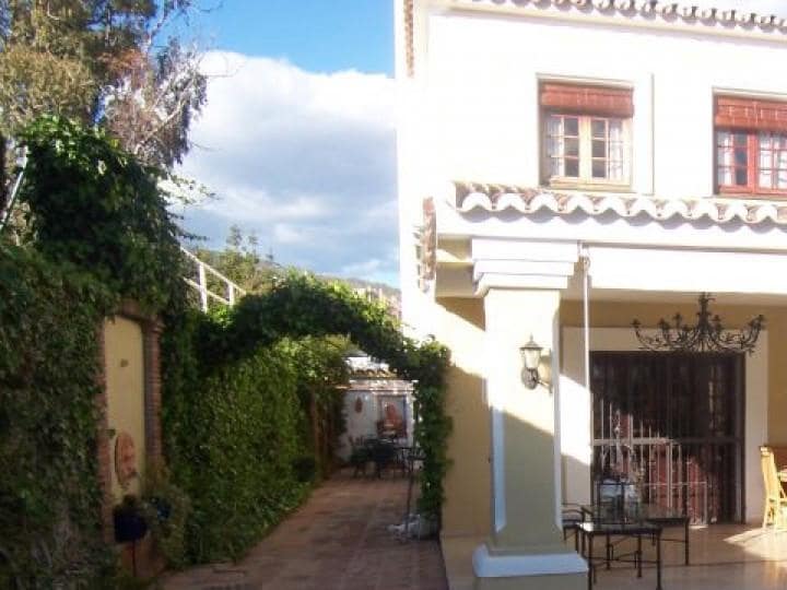4 sovrum Villa till salu i Marbella med pool garage - 895 000 € (Ref: 10001686)