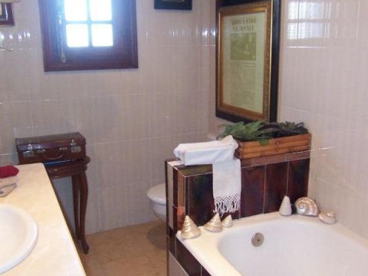 4 sovrum Villa till salu i Marbella med pool garage - 895 000 € (Ref: 10001686)