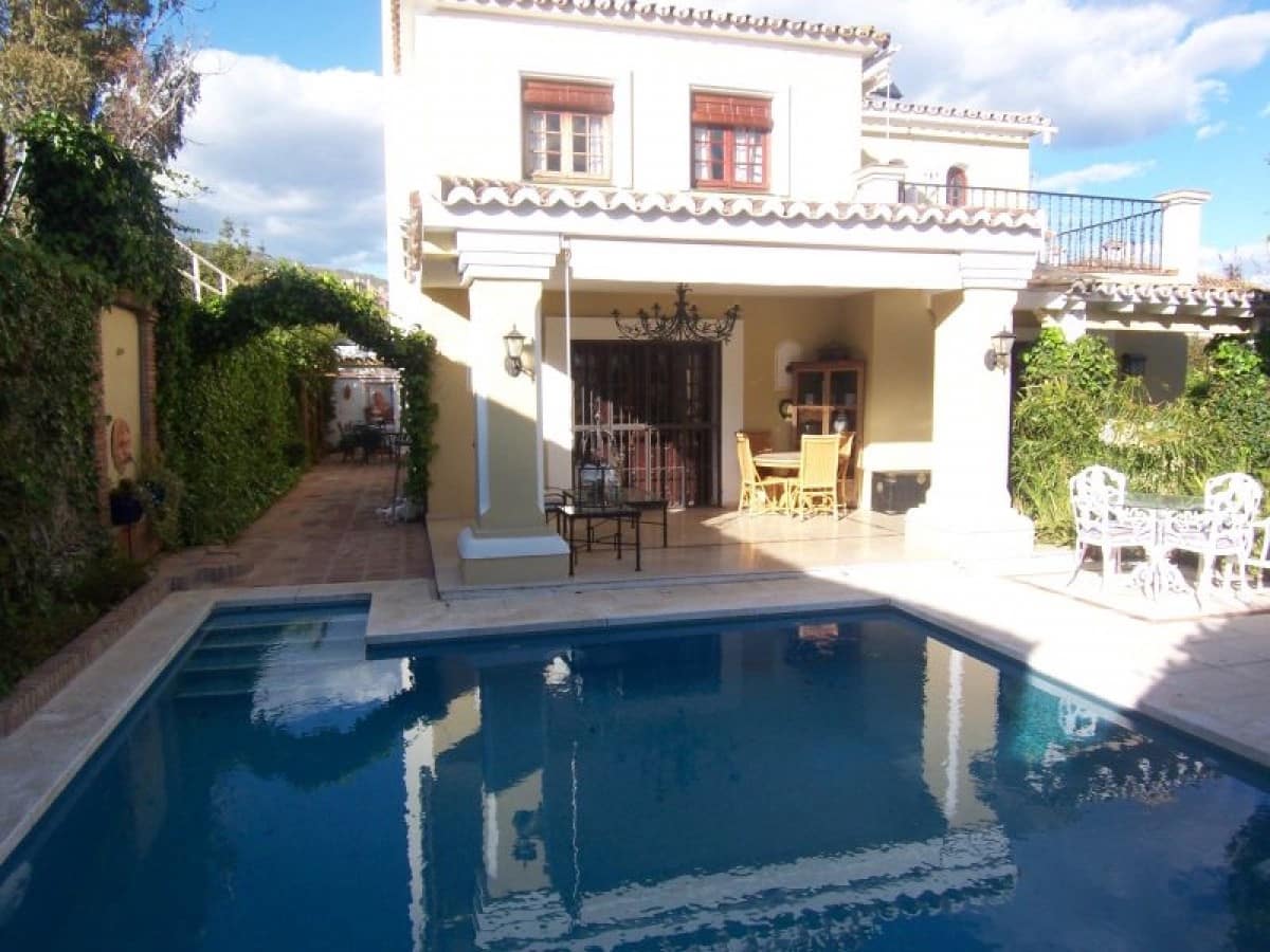 4 sovrum Villa till salu i Marbella med pool garage - 895 000 € (Ref: 10001686)