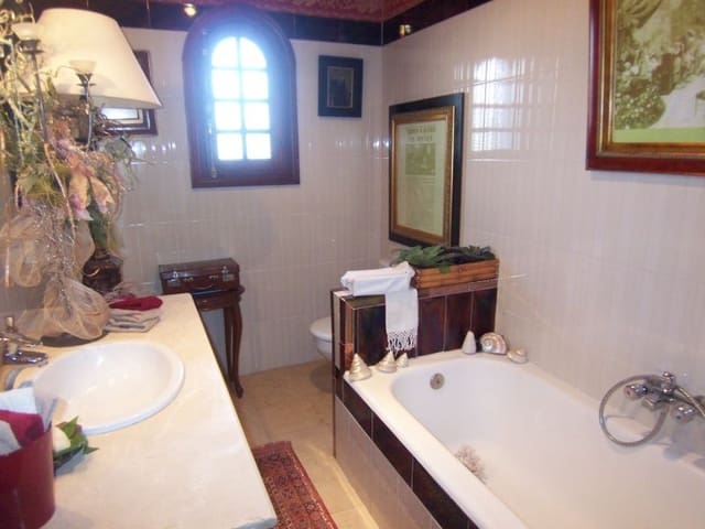 4 sovrum Villa till salu i Marbella med pool garage - 895 000 € (Ref: 10001686)