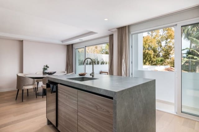 Apartamento de 4 habitaciones en Golden Mile, Marbella en venta con piscina garaje - 895.000 € (Ref: 10001691)