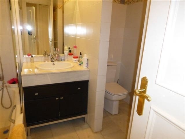 4 soveværelse Lejlighed til salg i Nueva Andalucia, Marbella med swimmingpool garage - € 430.000 (Ref: 10001693)