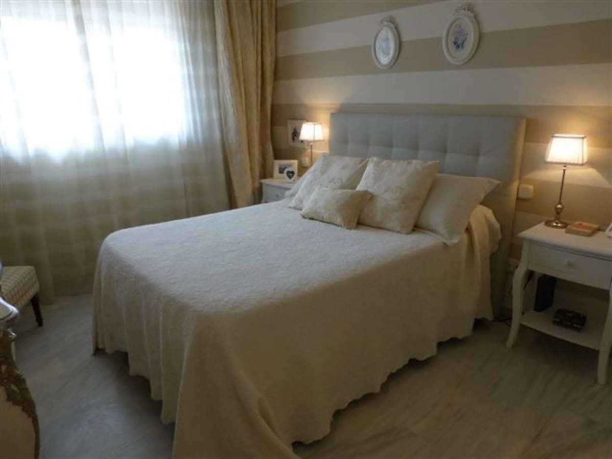 4 soveværelse Lejlighed til salg i Nueva Andalucia med swimmingpool garage - € 430.000 (Ref: 10001693)