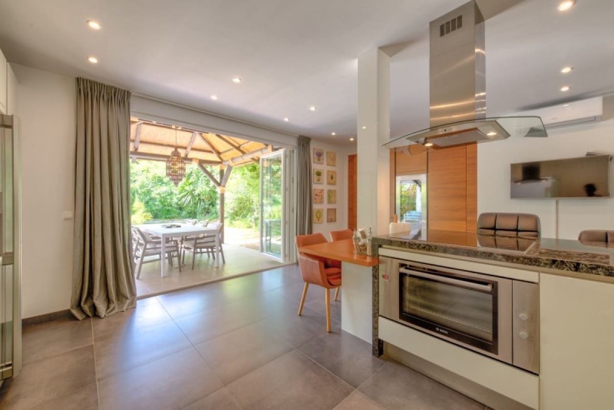 4 bedroom Villa for sale in Marbella with pool garage - € 1,399,000 (Ref: 10001698)