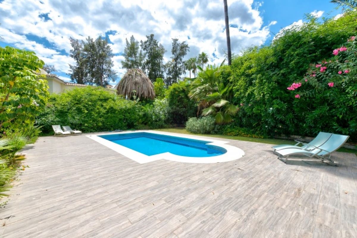 4 bedroom Villa for sale in Marbella with pool garage - € 1,399,000 (Ref: 10001698)