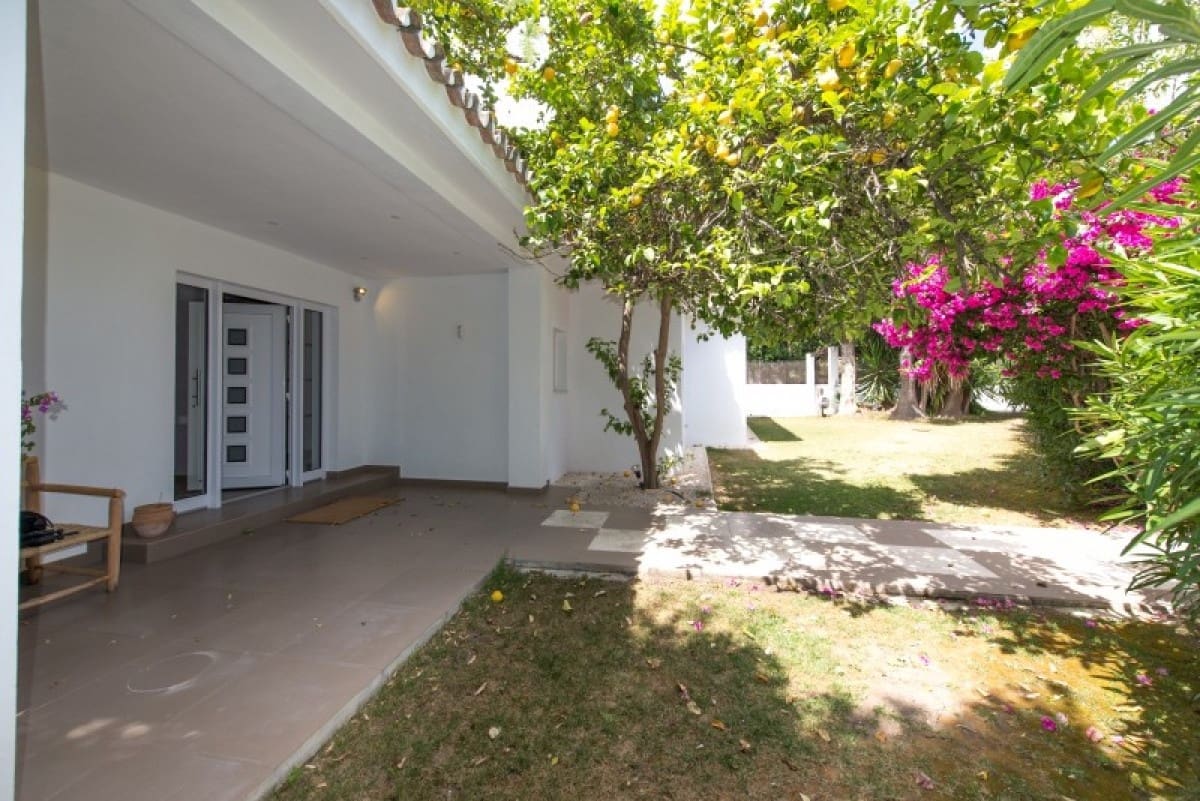 4 bedroom Villa for sale in Marbella with pool garage - € 1,399,000 (Ref: 10001698)