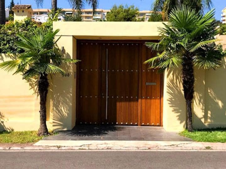 4 soveværelse Villa til salg i Marbella med swimmingpool garage - € 1.395.000 (Ref: 10001702)