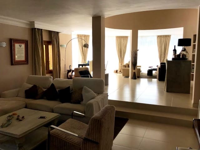 4 soveværelse Villa til salg i Marbella med swimmingpool garage - € 1.395.000 (Ref: 10001702)