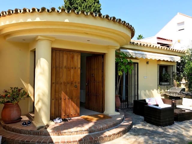 4 soveværelse Villa til salg i Marbella med swimmingpool garage - € 1.395.000 (Ref: 10001702)