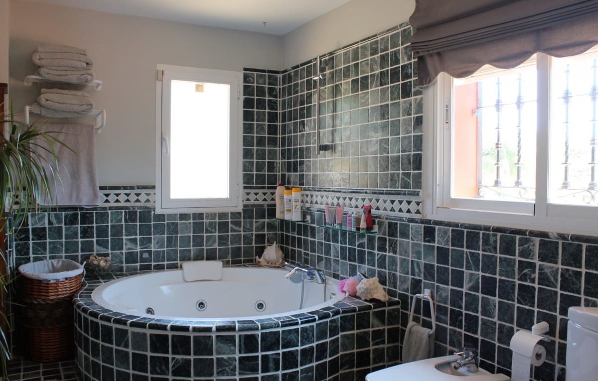 6 chambre Villa/Maison à vendre à Estepona avec piscine garage - 1 615 000 € (Ref: 10001703)
