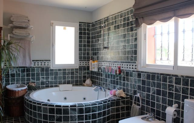 6 chambre Villa/Maison à vendre à Estepona avec piscine garage - 1 615 000 € (Ref: 10001703)