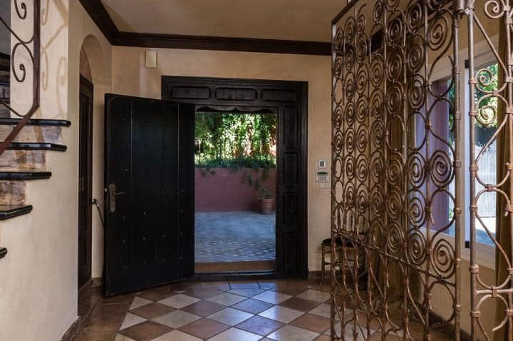 5 bedroom Villa for sale in Marbella with pool garage - € 2,200,000 (Ref: 10001704)
