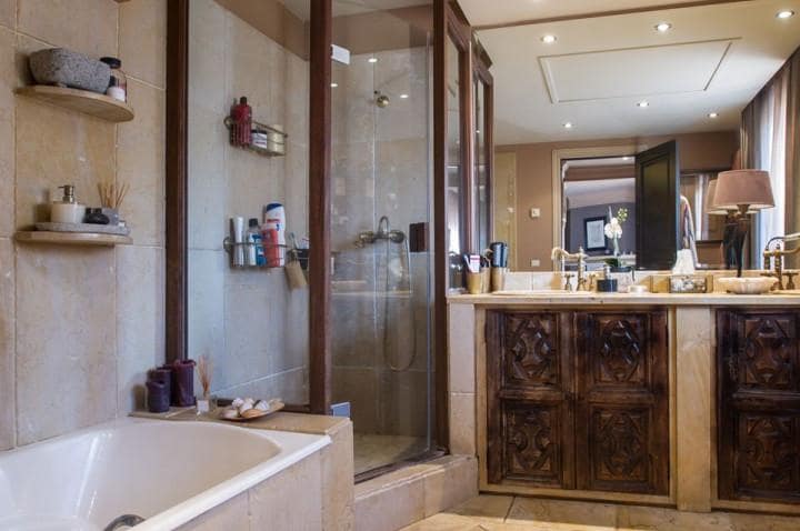 5 bedroom Villa for sale in Marbella with pool garage - € 2,200,000 (Ref: 10001704)