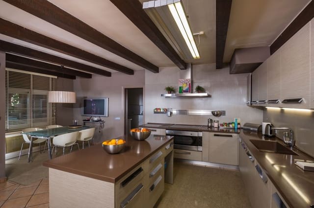 5 bedroom Villa for sale in Marbella with pool garage - € 2,200,000 (Ref: 10001704)