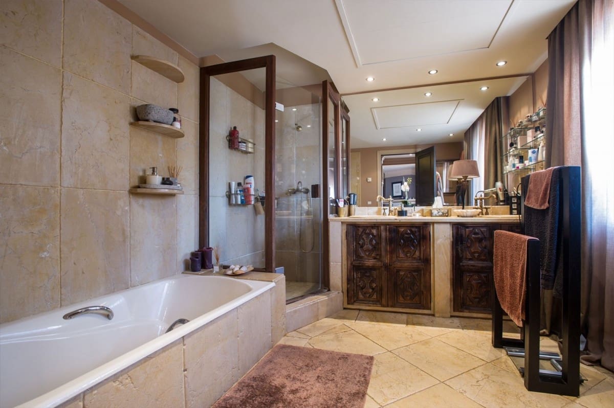 5 bedroom Villa for sale in Marbella with pool garage - € 2,200,000 (Ref: 10001704)