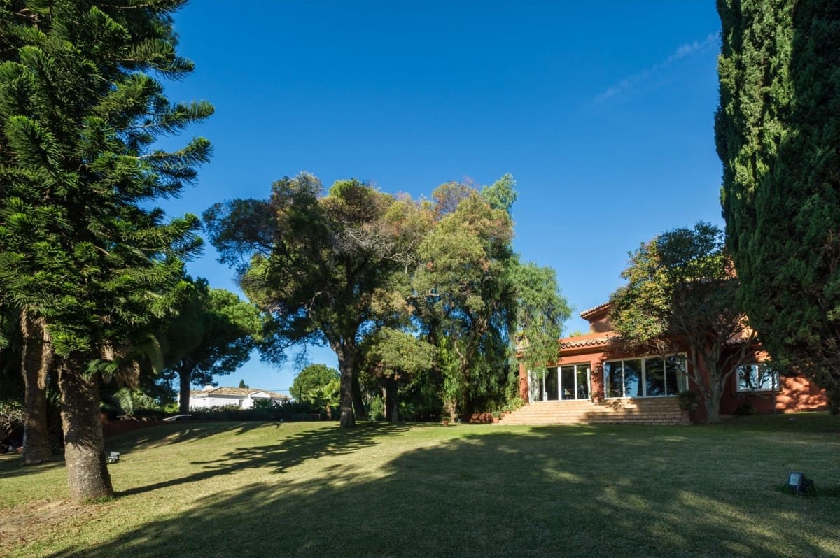 5 bedroom Villa for sale in Marbella with pool garage - € 2,200,000 (Ref: 10001704)
