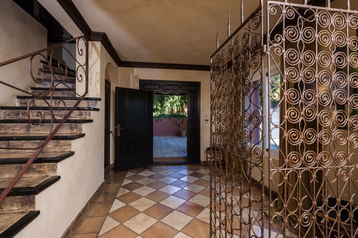 5 bedroom Villa for sale in Marbella with pool garage - € 2,200,000 (Ref: 10001704)