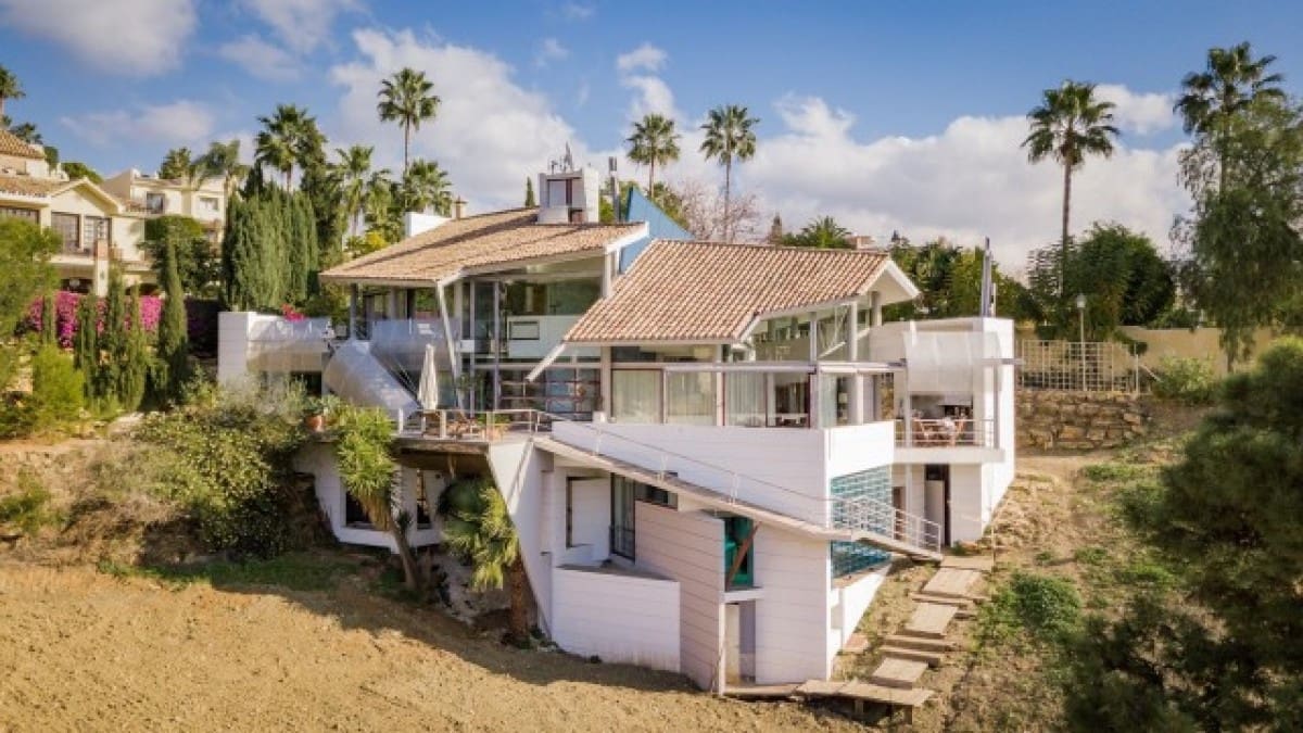 2 bedroom Villa for sale in Marbella with pool - € 2,199,500 (Ref: 10001708)