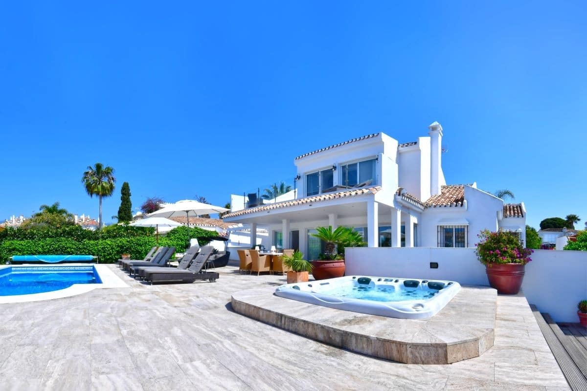 5 Zimmer Villa zu verkaufen in Marbella mit Pool Garage - 1.700.000 € (Ref: 10001711)