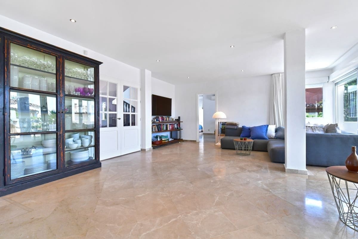 5 Zimmer Villa zu verkaufen in Marbella mit Pool Garage - 1.700.000 € (Ref: 10001711)