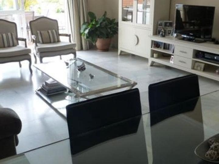 4 sovrum Lägenhet till salu i Nueva Andalucia med pool garage - 439 000 € (Ref: 10001714)