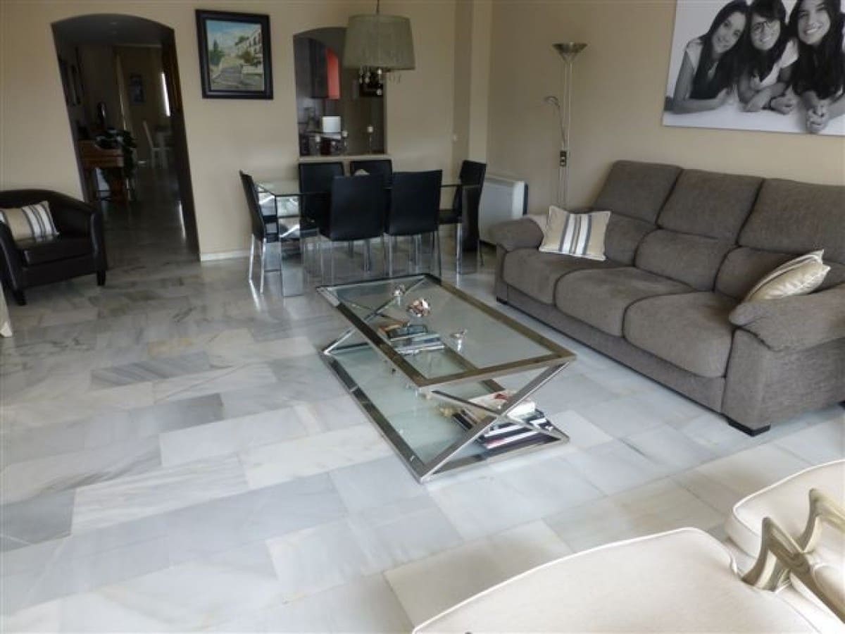 4 sovrum Lägenhet till salu i Nueva Andalucia med pool garage - 439 000 € (Ref: 10001714)