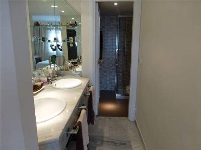 4 sovrum Lägenhet till salu i Nueva Andalucia, Marbella med pool garage - 439 000 € (Ref: 10001714)