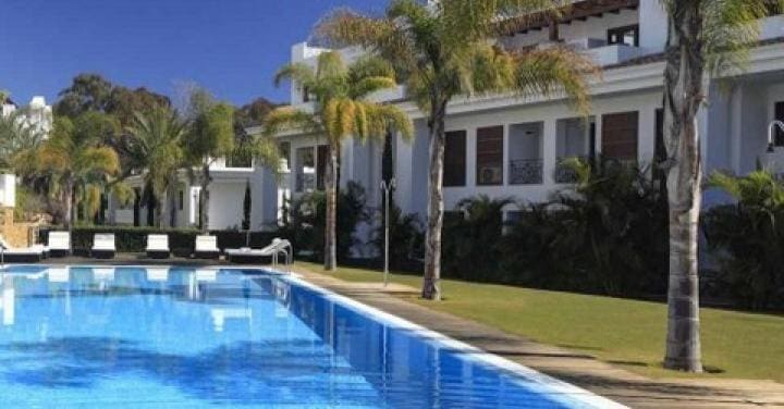 Ático de 3 habitaciones en Estepona en venta con piscina garaje - 2.150.000 € (Ref: 10001715)