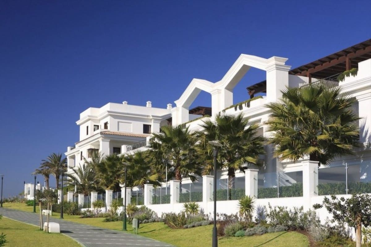Ático de 3 habitaciones en Estepona en venta con piscina garaje - 2.150.000 € (Ref: 10001715)