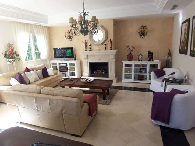 6 soverom Villa til salgs i Puerto Banus, Marbella med svømmebasseng garasje - € 1 250 000 (Ref: 10001717)