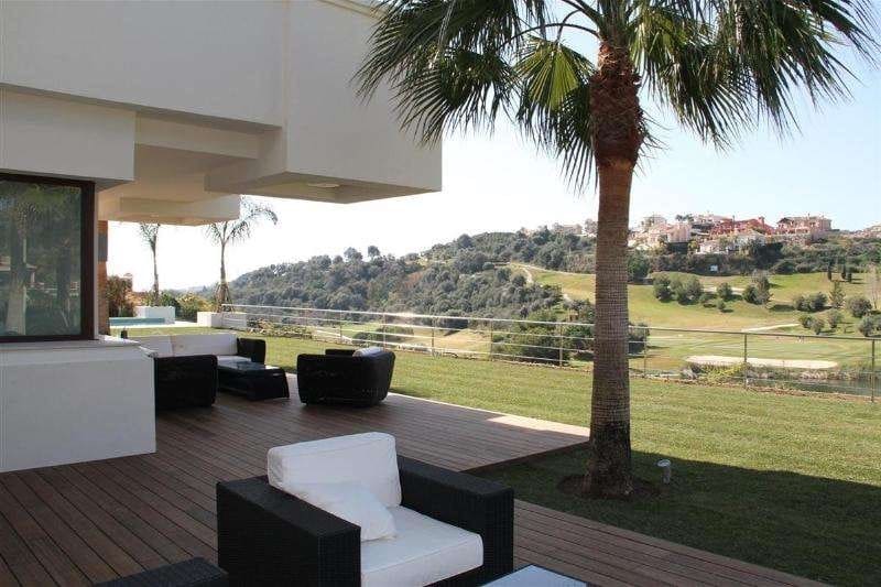 5 bedroom Villa for sale in Benahavis with pool garage - € 3,995,000 (Ref: 10001719)