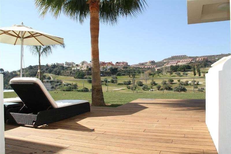 5 bedroom Villa for sale in Benahavis with pool garage - € 3,995,000 (Ref: 10001719)