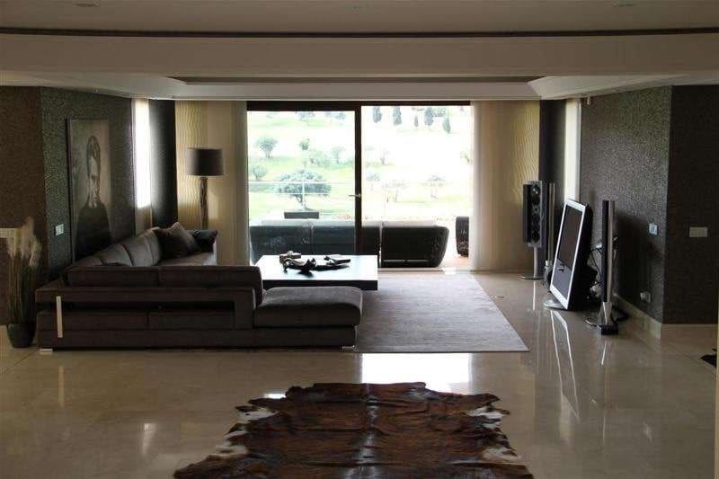 5 bedroom Villa for sale in Benahavis with pool garage - € 3,995,000 (Ref: 10001719)