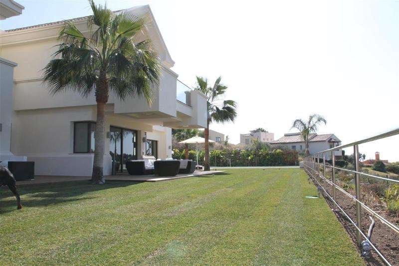 5 bedroom Villa for sale in Benahavis with pool garage - € 3,995,000 (Ref: 10001719)