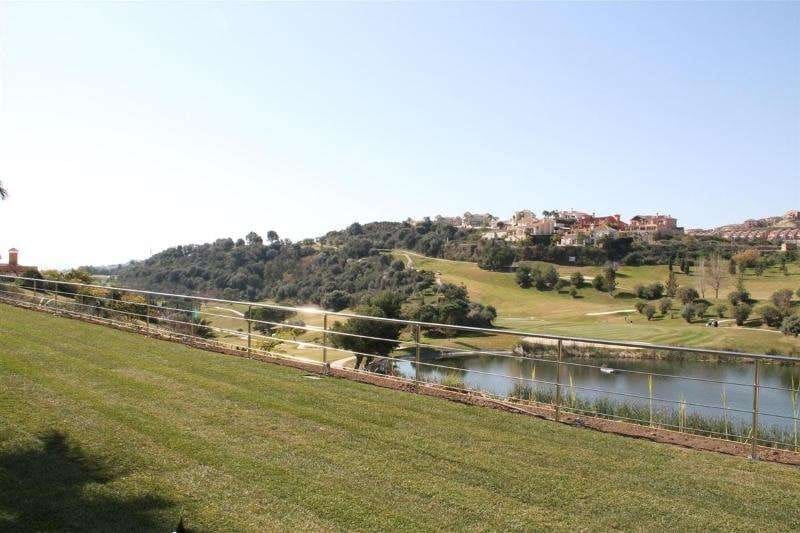 5 bedroom Villa for sale in Benahavis with pool garage - € 3,995,000 (Ref: 10001719)