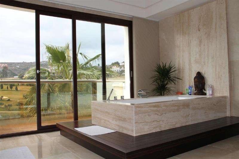 5 bedroom Villa for sale in Benahavis with pool garage - € 3,995,000 (Ref: 10001719)