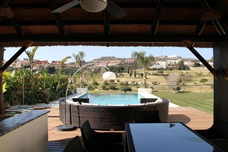 5 bedroom Villa for sale in Benahavis with pool garage - € 3,995,000 (Ref: 10001719)