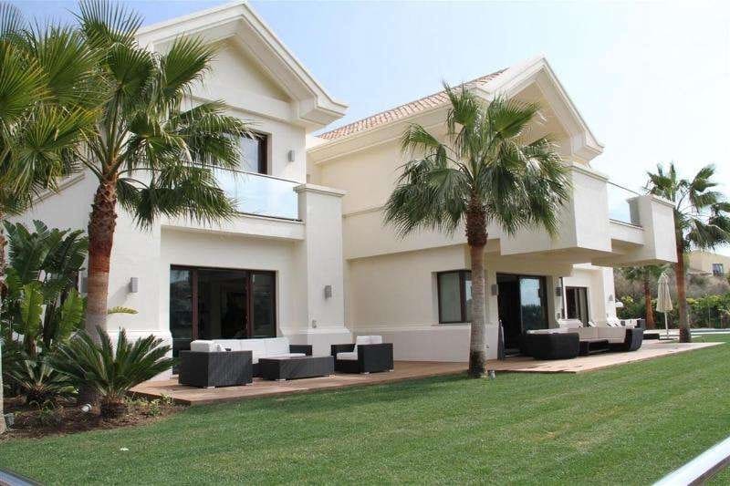 5 bedroom Villa for sale in Benahavis with pool garage - € 3,995,000 (Ref: 10001719)