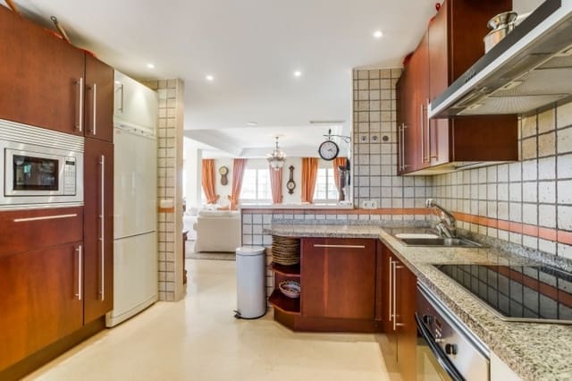 5 slaapkamer Villa te koop in Marbella met zwembad garage - € 1.950.000 (Ref: 10001720)