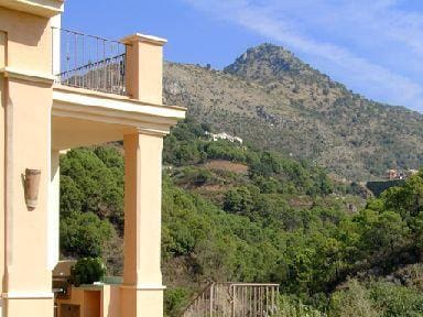 5 sovrum Villa till salu i Benahavis med pool garage - 1 950 000 € (Ref: 10001721)