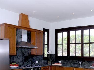 5 sovrum Villa till salu i Benahavis med pool garage - 1 950 000 € (Ref: 10001721)